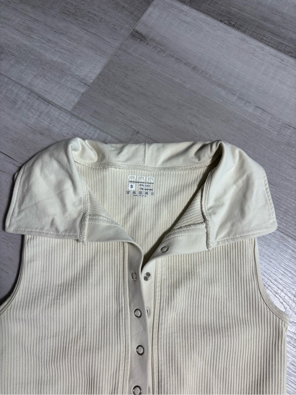 OQQ Ribbed Collared Bodysuit Snap Front Cream Small - Picture 4 of 9